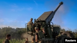 Ukrainian servicemen prepare to fire toward Russian positions, amid Russia's attack on Ukraine, at an undisclosed location in Ukraine, July 20, 2023.