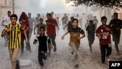 Палестинските деца трчаат додека бегаат од израелските бомбардирања во Рафах, во јужниот дел на појасот Газа, на 6 ноември 2023 година