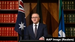 资料图片：澳大利亚总理阿尔巴尼斯在内阁会议后对媒体讲话。（2023年10月11日）