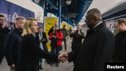 Menteri Pertahanan AS Lloyd Austin disambut saat ia tiba di Kyiv, Ukraina, 20 November 2023. (Foto: via REUTERS)