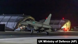 英国皇家空军台风战机在完成袭击胡塞武装的行动后返回在塞浦路斯阿克罗蒂里的英国皇家空军基地。（2024年1月12日）