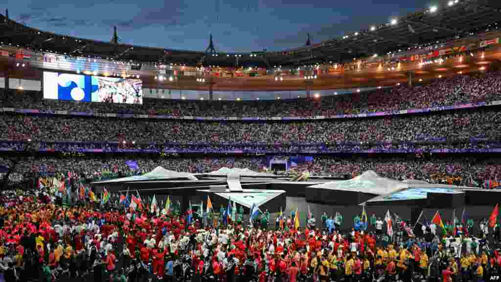 رسم گذشت ورزشکاران با حمل پرچم&zwnj; کشورشان در مراسم پایانی رقابت&zwnj;های المپیک ۲۰۲۴