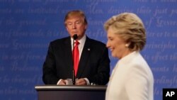 Donald Tramp i Hilari Klinton tokom debate u kampanji 2016. (Foto: AP/David Goldman)
