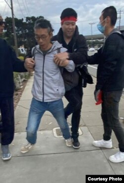 11月17日习近平结束访美，从旧金山机场离开，中国民主党党员张开宇被近20位亲共人员伏击现场。穿浅色衣服者为张开宇 (张开宇本人提供)