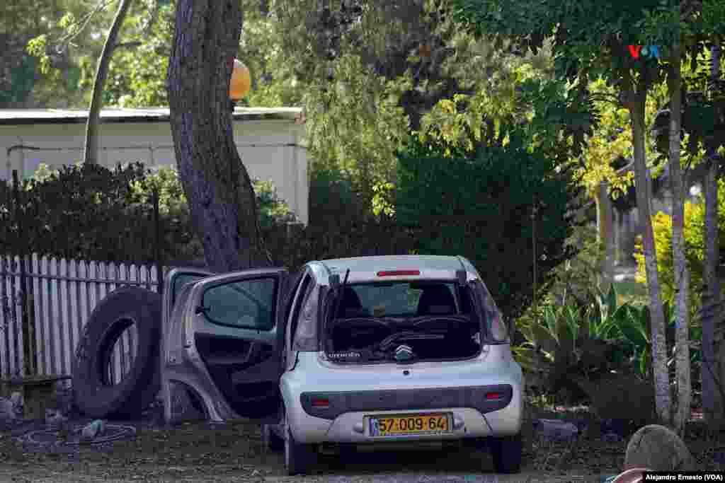 Por todo el kibutz Kissufin hay autos con disparos o los vidrios reventados, a casi un mes del ataque de Hamás, el 1 de noviembre de 2023.&nbsp;