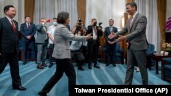 En esta foto divulgada por la Oficina Presidencial de Taiwán, la presidenta taiwanesa Tsai Ing-wen, recibe al presidente electo de Paraguay, Santiago Peña, el 12 de julio de 2023.
