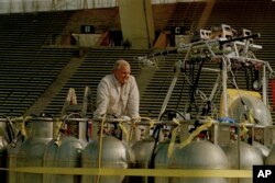 FILE - American balloonist Steve Fossett inspects his craft, the Solo Spirit, at the Malvinas soccer stadium in Mendoza, Argentina, Aug., 7, 1998.