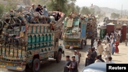 Pengungsi Afghanistan duduk di truk ketika mereka berangkat dari pos perbatasan Torkham, Pakistan (foto: dok). Pakistan akan mulai memulangkan jutaan imigran ilegal dari Afghanistan. 