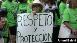 ARCHIVO - Trabajadoras domésticas latinas protestan en Florida por mejores salarios y condiciones para ejercer una labor que reivindican como digna. 