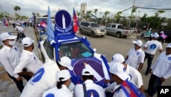 រូបឯកសារ៖ សកម្មជននិងក្រុមអ្នកគាំទ្រគណបក្សភ្លើងទៀនចូលរួមពិធីហែក្បួនក្នុងអំឡុងយុទ្ធការឃោសនា​បោះឆ្នោត​ក្រុមប្រឹក្សាឃុំសង្កាត់ នៅរាជធានីភ្នំពេញ កាលពីថ្ងៃទី ២១ ខែឧសភា ឆ្នាំ ២០២២។