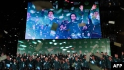 台湾民进党总部外的巨幅电子屏上显示的台湾总统当选人赖清德和副总统当选人萧美琴在民进党总部外参加胜选集会。（2024年1月13日）