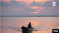 Un hombre viaja en una lancha en Corn Island a inicios de junio de 2023. Foto: VOA