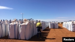 资料照：澳大利亚莱纳斯稀土有限公司生产的稀土在珀斯的港口等待装船运往马来西亚。（2019年8月23日）