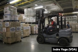 Bantuan berupa makanan, obat-obatan dan kebutuhan sehari-hari dikumpulkan oleh TNI AL di dalam Kapal KRI 992 dr. Radjiman Wedyodiningrat untuk disalurkan ke Palestina. (VOA/Indra Yoga)