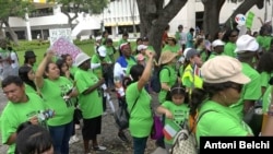 Unas 300 empleadas del hogar indocumentadas marcharon este 17 de junio de 2023 por las calles del centro de Miami, Florida, para protestar contra la ley SB 1718 del gobernador Ron DeSantis.