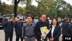 2023年11月2日，到北京八宝山给李克强总理送葬的部分民众，持花束者为知名企业家、新东方创建人俞敏洪。（网友转发微信图片）