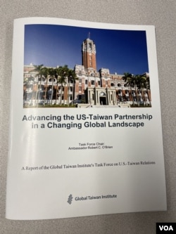 美國華盛頓智庫全球台灣研究中心《在全球變動情勢下推進美台夥伴關係》工作小組報告封面。 （2023年12月6日，美國之音鍾辰芳拍攝）