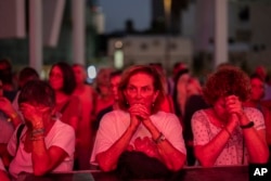 Orang-orang berkumpul untuk menunjukkan solidaritas bagi teman-teman dan para kerabat dari para sandera di Jalur Gaza, Tel Aviv, Israel, Jumat, 3 November 2023. (Foto: Bernat Armangue/AP Photo)
