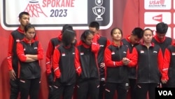 Tim Indonesia saat penyerahan medali, tidak kuasa menyembunyikan kekecewaan mereka setelah memberikan perlawanan sengit. (VOA/Valdya)