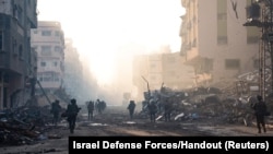 Tentara Israel beroperasi di Jalur Gaza, di tengah operasi darat melawan Hamas, 20 November 2023. (Foto: via Reuters)