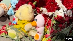 Flowers and teddy bears decorate the exterior of the Israeli Embassy in Baku, Azerbaijan, on Oct. 9, 2023. (Turkan Ayyublu/VOA)