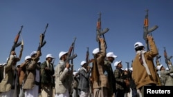 胡塞武装分子在也门萨那附近参加一场抗议美国领导的对胡塞武装目标进行打击的集会。（2024年1月25日）
