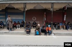 Thousands of people waited outside the Bakshi Stadium in the Wazir Bagh area of Srinagar, where Indian Prime Minister Narendra Modi spoke, March 7, 2024. (Wasim Nabi for VOA)
