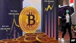 Một quảng cáo về tiền điện tử Bitcoin được hiển thị trên một con phố ở Hong Kong, ngày 17/2/2022.