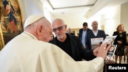 El Papa Francisco se reúne con familiares israelíes de rehenes secuestrados en medio del conflicto entre Israel y el grupo islamista palestino Hamás, en el Vaticano, el 22 de noviembre de 2023.