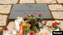 Bunga menghiasi makam Presiden John F. Kennedy di Taman Makam Pahlawan Nasional Arlington di Arlington, Virginia, 22 November 2013. Hari ini menandai peringatan 60 tahun pembunuhan Kennedy. (REUTERS/Kevin Lamarque)