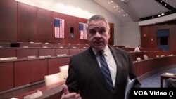 Кріс Сміт, конгресмен-республіканець від штату Нью-Джерсі під час інтерв’ю з кореспонденткою української служби Голосу Америки Катериною Лісуновою