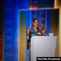 អ្នកស្រី រស់ រតនៈ ថ្លែងសុន្ទរកថា ក្រោយឈ្នះពានរង្វាន់សម្រាប់ជ័យលាភី Best of the Best របស់កម្មវិធីពានរង្វាន់ Gourmand ពិភពលោក លើកទី ២៩ នៅប្រទេសអារ៉ាប៊ីសាអូឌីត កាលពីថ្ងៃទី២៩ ខែវិច្ឆិកា ឆ្នាំ២០២៣។ (Facebook/Chef Nak)