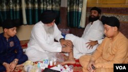 د تارلوک سینګ کورنۍ چې د یوناني درملو په مټ د ناروغانو د درملنې کاروبار کوي، د ناامنیو له کبله خپله پلرنۍ سیمه تېرا پرېښودله او پېښور ښار ته کډه شول. خو وايي، اوس يې په پېښور کې هم ژوند په ارامه ندی.