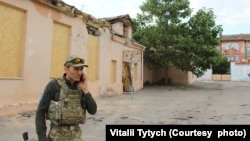 Віталій Титич з початком повномасштабного вторгнення вступив до лав територіальної оборони і тепер документує воєнні злочині, у тому числі і щодо об'єктів культурної цінності і спадщини