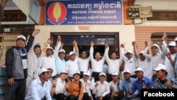 រូបឯកសារ៖ ថ្នាក់ដឹកនាំ​និង​សកម្មជន​គណបក្ស​កម្លាំង​ជាតិ​ថតរូប​ជុំគ្នា​ក្រោយ​កិច្ច​ប្រជុំ​មួយ​ នៅរាជធានីភ្នំពេញ កាលពីថ្ងៃទី២៨ ខែមករា ឆ្នាំ២០២៤។ (Facebook/Nation Power Party)