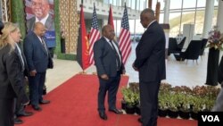 US Secretary of Defense Lloyd Austin is greeted at Apec Haus by his counterpart, Papua New Guinea Minister of Defense Win Bakri Daki. (Jeff Seldin/VOA)