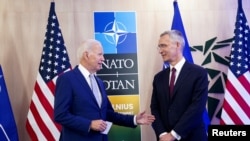 Presiden AS Joe Biden bertemu dengan Sekretaris Jenderal NATO Jens Stoltenberg di Vilnius, Lituania, 11 Juli 2023. (Foto: REUTERS/Kevin Lamarque)