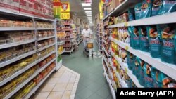 Seorang pria berbelanja di supermarket anak perusahaan jaringan supermarket Prancis Carrefour di Jakarta, 4 November 2009. (Foto: Ilustrasi/AFP)