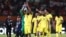 Jogadores dos Mambas cumprimentam os adeptos no final do jogo de futebol do grupo B do Campeonato Africano (CAN) 2024, entre o Egito e Moçambique, no Estádio Felix Houphouet-Boigny. (Foto de FRANCK FIFE / AFP)
