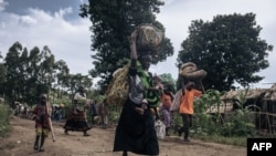 Residents of Bambo in Rutshuru territory, 60 kilometers north of Goma, the capital of North Kivu, eastern Democratic Republic of Congo, flee as the M23 attacked the town, Oct. 26, 2023. 
