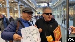 资料照：英国网红钢琴家布兰丹-卡瓦纳（Brendan-Kavanagh 右）1月26日在伦敦圣潘克拉斯国际车站。(美国之音/李伯安)