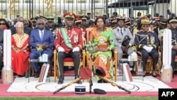 Le président de transition du Gabon, le général Brice Oligui Nguema et son épouse Zita Nyangue Oligui Nguema assistent au défilé marquant le premier anniversaire de la prise de pouvoir militaire à Libreville. (Photo AFP 30 août 2024)