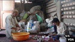 Kashmir di India hanya dihuni oleh sedikit orang Kristen, namun orang-orang dari wilayah tersebut mencurahkan darah dan keringat mereka untuk menyiapkan hadiah untuk perayaan Natal. (Video VOA/ Muheet Ul Islam-Wasim Nabi)