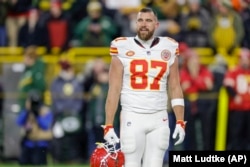 Pemain football NFL, Travis Kelce dari tim Kansas City Chiefs saat melakukan pemanasan untuk pertandingan di Green Bay, Wisconsin, 3 Desember 2023 (dok: AP/Matt Ludtke)