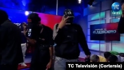 ARCHIVO - Momento en que un grupo de encapuchados, bien armado, entra un estudio del canal TC Televisión en Guayaquil, Ecuador, el 9 de enero de 2024.