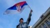 Ilustracija - Učesnik protesta "Srbija protiv nasilja" maše zastavom Srbije (AP Photo/Darko Vojinovic)