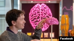 Pameran 'Hello Brain! " di Francis Crick Institute, London, Inggris, mengeksplorasi otak manusia dan perubahannya seiring waktu. (Fiona Hanson/TheFrancisCrickInstitute)