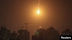 Ledakan drone terlihat di atas kota Kyiv, Ukraina, saat serangan drone Rusia, 25 November 2023. (REUTERS/Gleb Garanich)