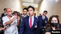 Politisi Pita Limjaroenrat (tengah) berjalan meninggalkan gedung parlemen setelah menggunakan suaranya dalam pemilihan ketua DPR Thailand, di Bangkok, pada 4 Juli 2023. (Foto: Reuters/Athit Perawongmetha)