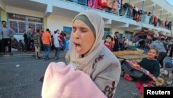 Warga Palestina berteriak usai Israel menyerang sekolah milik PBB yang menampung para pengungsi di kamp pengungsi Jabalia di Jalur Gaza utara, 4 November 2023. (Foto: REUTERS)